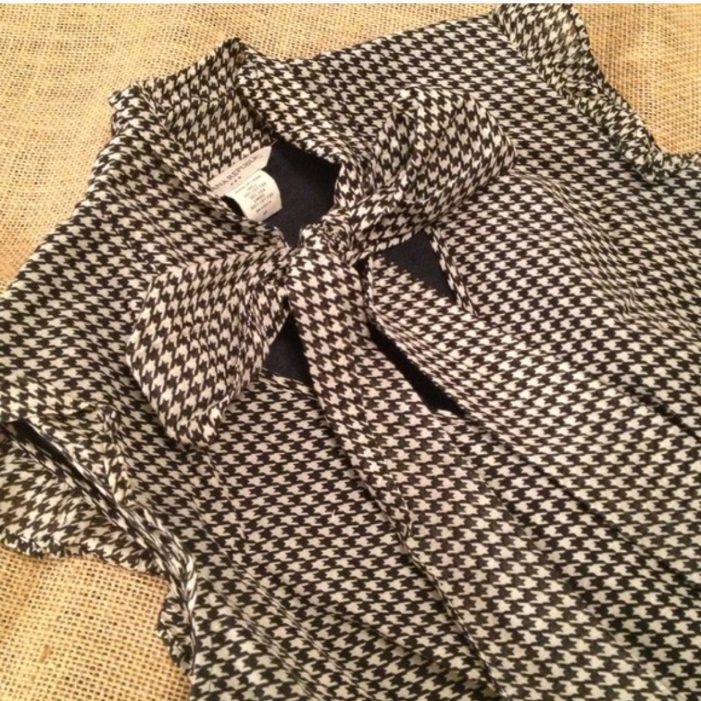 Banana Republic Black and White Houndstooth Blouse